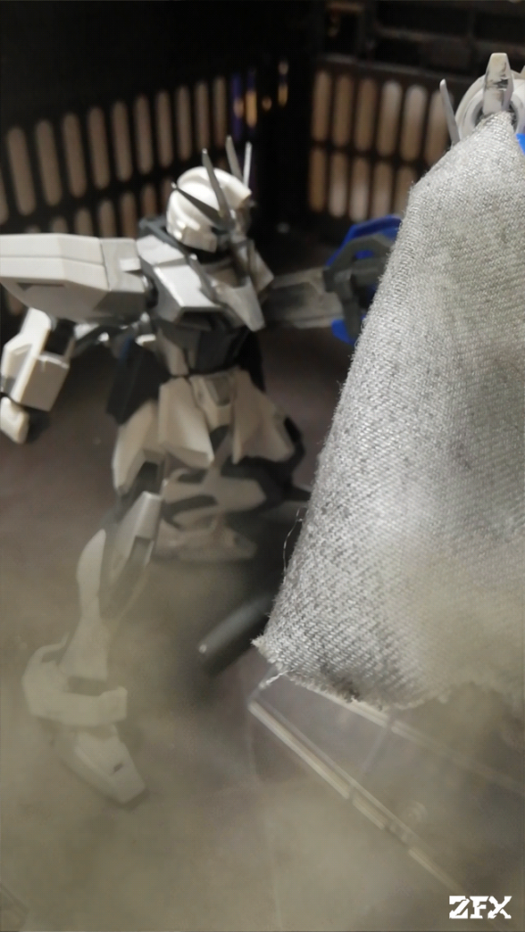 「左腕部が!くっ、引く余裕も無い、ここで換装する!」実はバックパックに換装用の腕部パーツを仕込んでいました〜