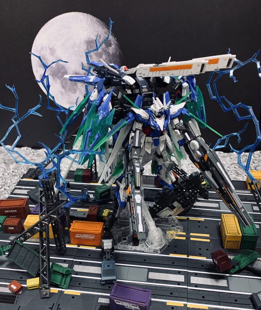 ジオラマもどきも一応作成。攻撃された月面基地を意識して作ったんですが、よく見たら背景に月写ってます。どういうこと、ここはどこ!!