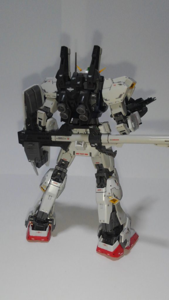 白地にはグレー系で墨入れするのがベターらしいですが・・・
このころは「しっかり黒で墨入れ！」という主義。

RGは特にモールド、ディティールいっぱいで・・・
結果として若干うるさくなってしまったかもしれません。
でも個人的には大満足