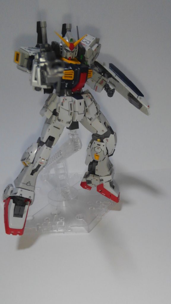 出来が良い反面、パーツ数の多さに細かさ。

4作全塗装で頑張ったものの、いまだRGの全塗装には及び腰・・・
いつかは塗装してみたいなぁ～