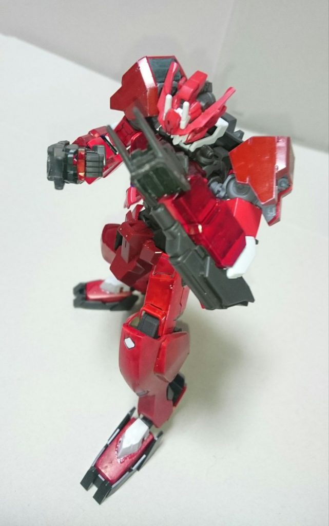 武器②　かぎ爪
近接武器
戦闘以外にも壁や床に引っ掛けて体を支えたり天井に突き刺してぶら下がったり出来る。

武器③　機関砲
射撃武器。
実弾を発射する武器。