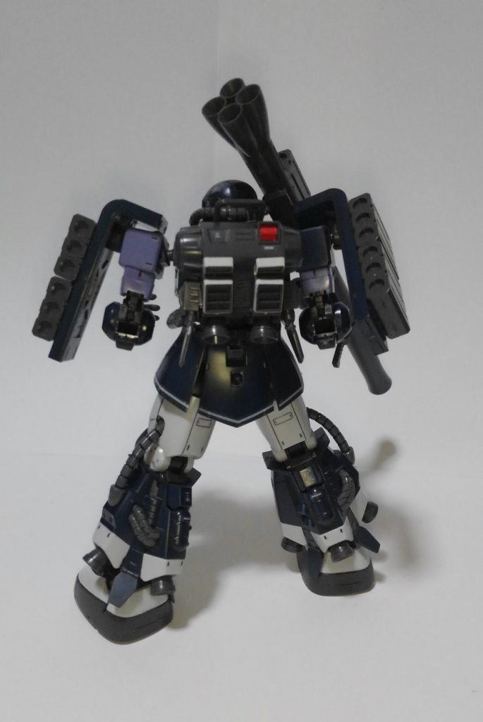 ザクⅡとは違う、高機動タイプということで増加されたバックアップに
両脚部のスラスター。
シャアザクⅡにザクⅠと手を出し、「もうちょっと違うタイプを作りたい!」
という欲求にベストマッチの一体となりました。
