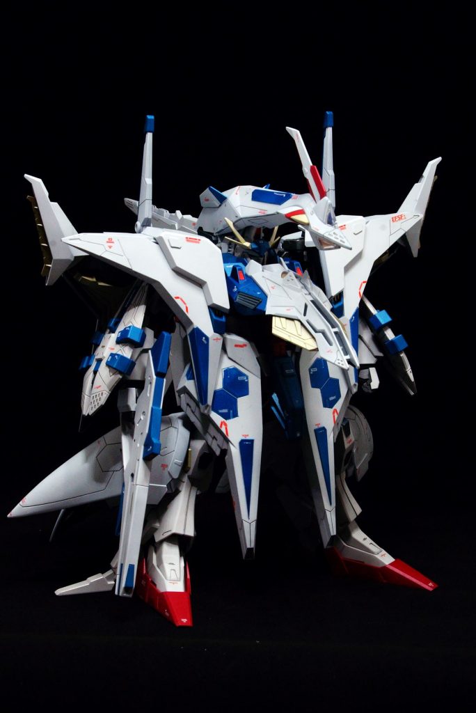 腰前アーマーにもプラバンを追加。ファンネルミサイルコンテナアタリにも追加していますが、こちらはあえてメタリックブルーにせず、ホワイトのまま