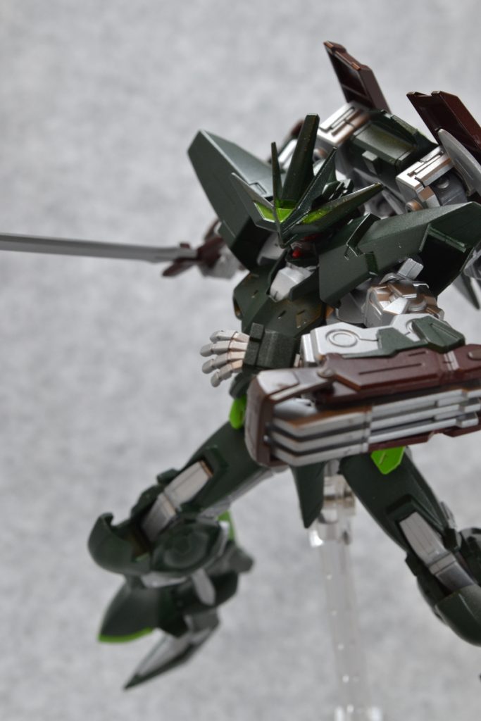 頭部に付けたアンテナはジェノアスカスタムとHJ付録「HGCEフリーダムガンダム カスタムキット」を組み合わせたものです。