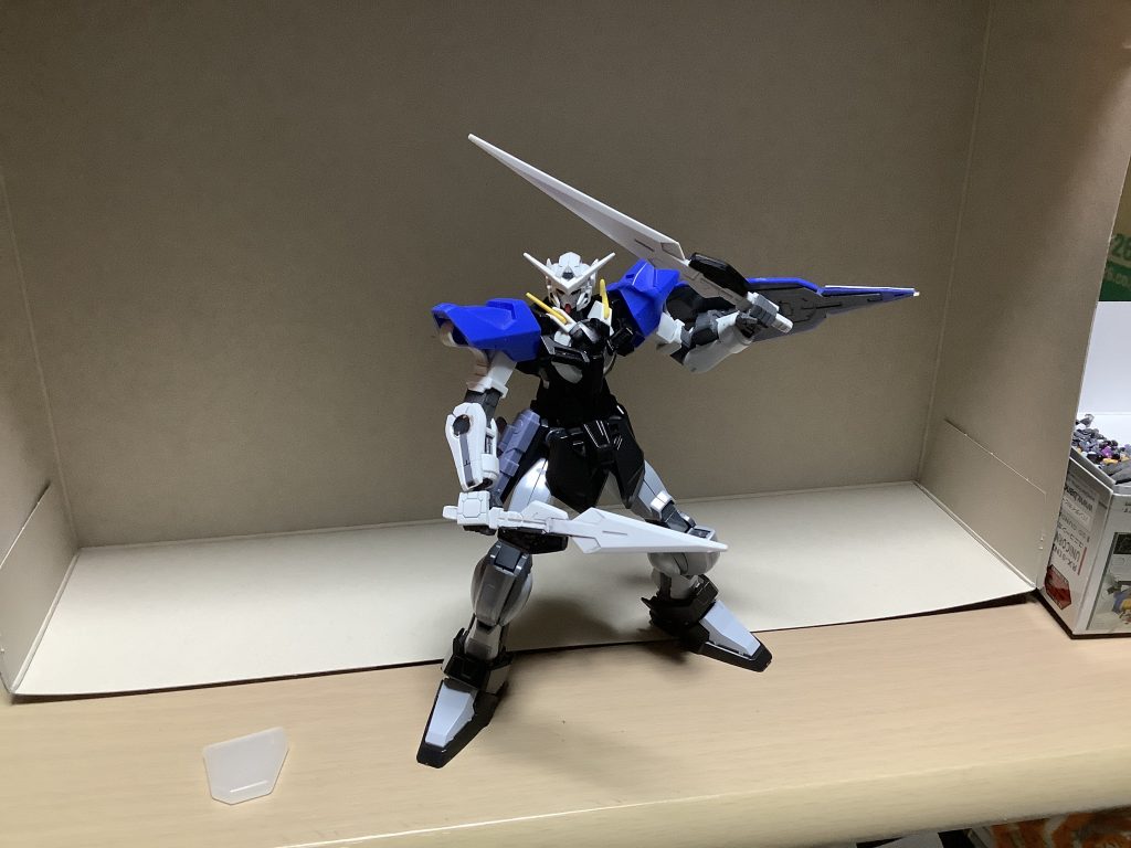 元々はエクシアを何か改造出来ないかと思って胴体と脚を黒く塗っていて、そんな時、別の目的で使っていたストライクノワールの余った胴体があったので、上下を交換