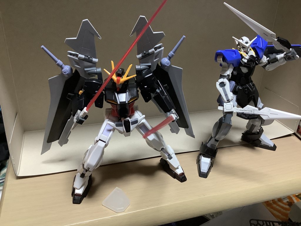 ちなみにノワールの腕はボールジョイント接続なので、嬉しいかな悲しいかなエクシアにはくっつけられず