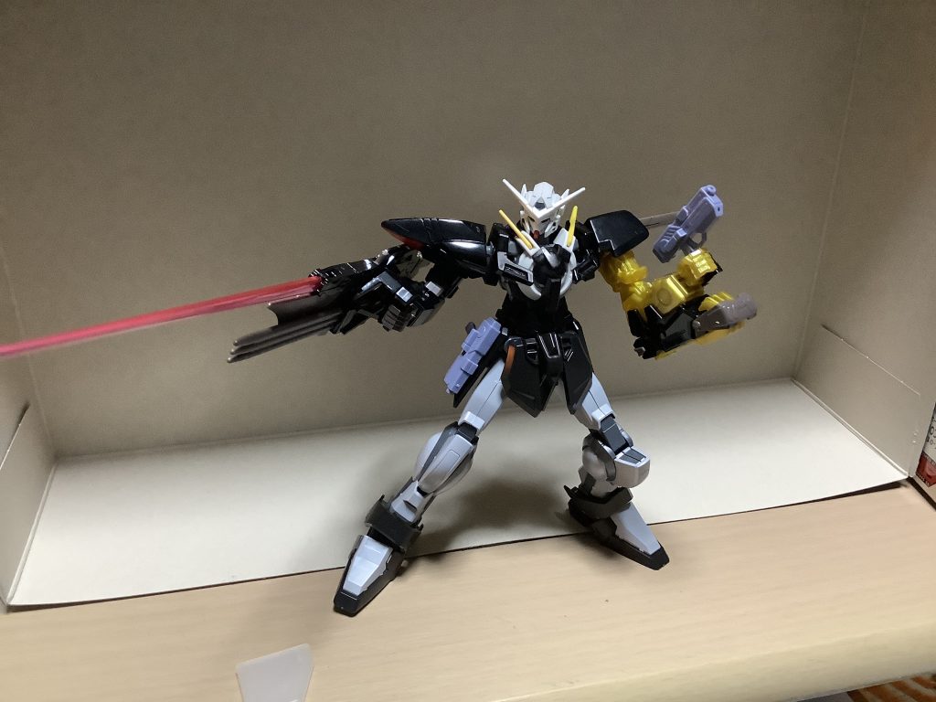 そんな時にゴールドフレーム天ミナの腕があったのでエクシアに装着。黒基調のカラーリング故に見た目はそこそこオリジナリティが出てきました。黒いガンダムということでバンシイとかmarkⅡも挙げられますが黒というよりネイビーよりなのでボツ。エクシアにつけるだけでしたら腕が棒軸のガイアやレイダーとかでも良かったかもしれませんが、丁度いとこが持っていて貰えるかもしれなかったので除外しました。別の目的で使った機体の余りパーツが使えたらそれに越したことはないと思い天ミナの腕を使用。
………ちなみにそのあとで「エクシアダークマター」とのニコイチでも良かったんじゃ?」と思ったのは内緒。いずれ購入とミキシングを考え中。