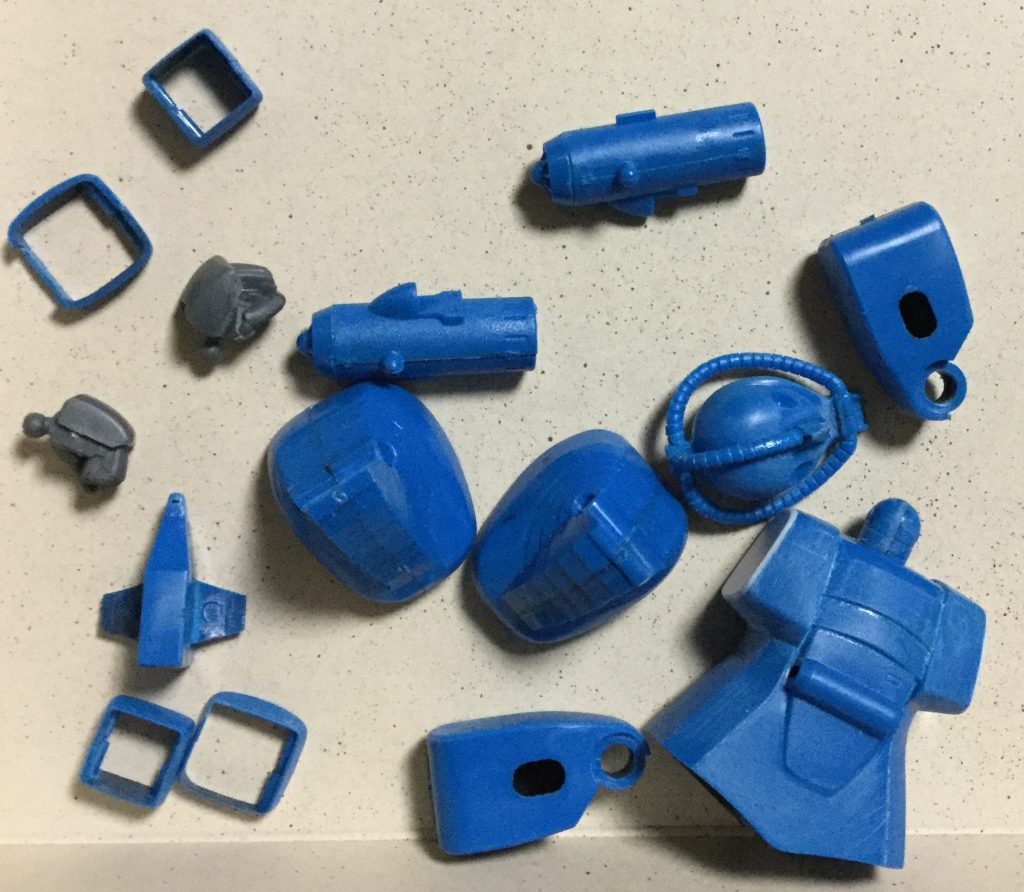 説明書の手順は無視で組み立て始め
肩付け根はハの字にカット