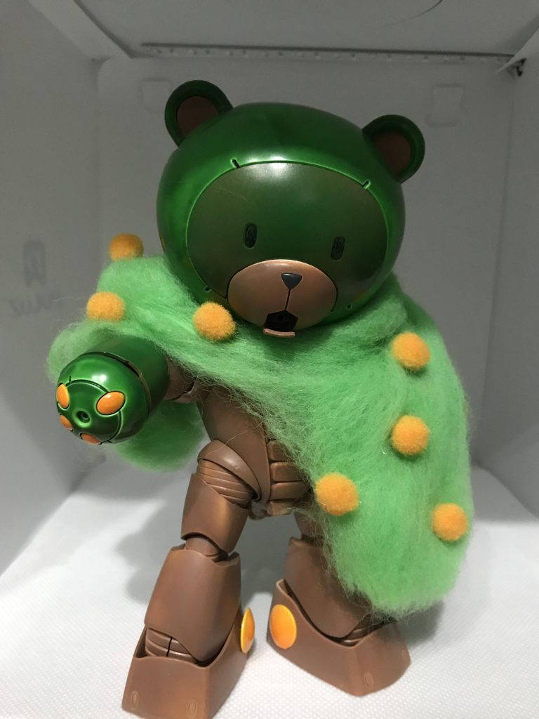 そしてオカンのミカンモクッガイです。
ミカンの木をイメージしてつくりました。
百均で買った綿と毛玉を使ってマントをつくりました。