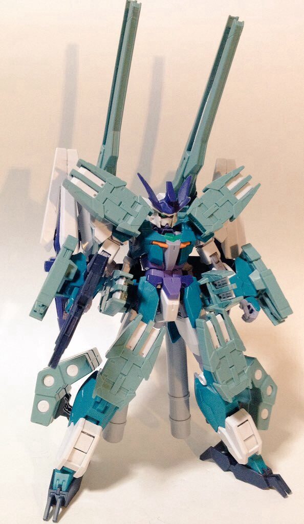 もりにもったり。決戦兵装。
主武装の電磁スピアは、鋭く重い質量弾を電磁投射する。
Iフィールドや特殊装甲をもつ大型MAや拠点施設も、遠距離から撃墜・殲滅。