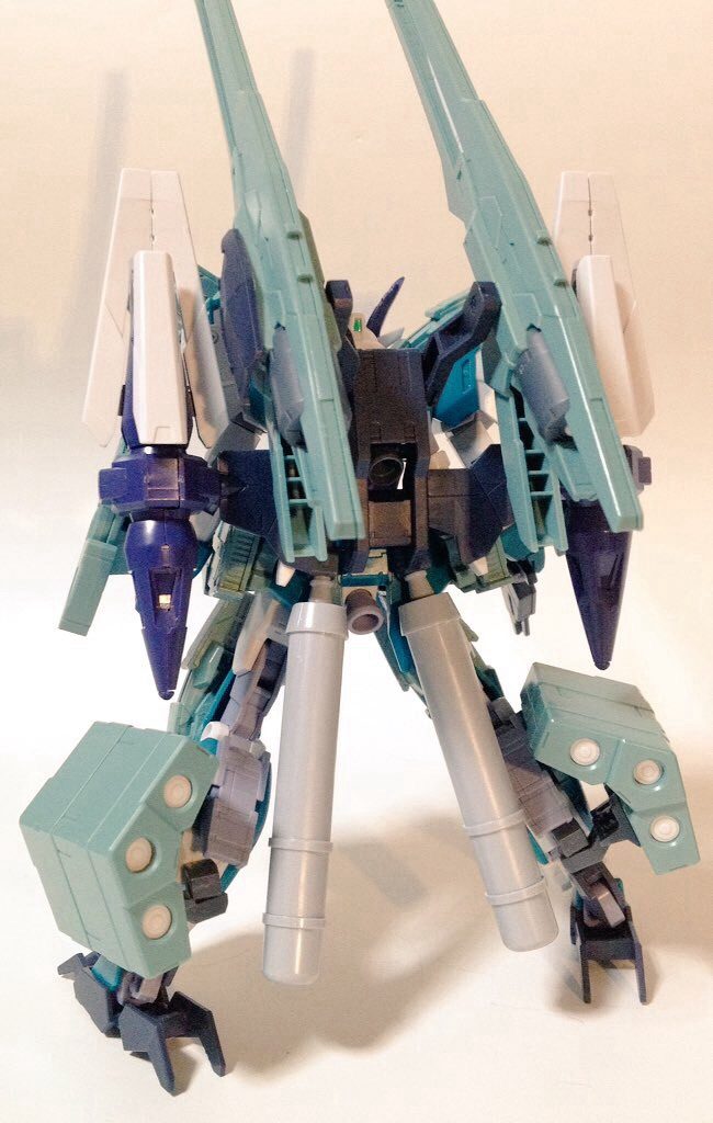 うしろ
重量増に応じて、継戦時間を保つべくプロペラントタンクを追加。
ただのキャリアーや移動砲台という役割ではなく、機敏さと大型ファンネルで、ドッグファイトもこなし、自機の守りも固い。