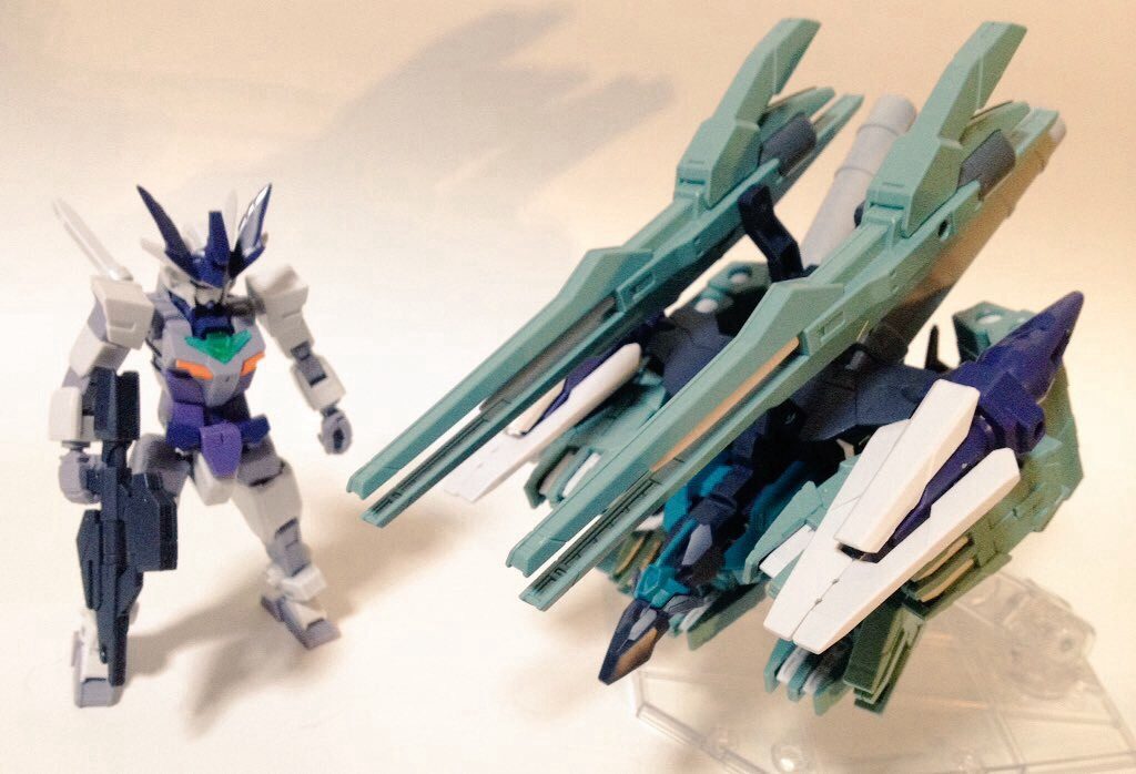 コアガンダムはサイコミュや長距離攻撃のための強化センサー/アンテナを装備。装飾の意味も強くアイコニックな頭部形状となった。