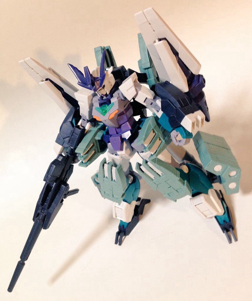 正に決戦兵器の電磁スピアを装備しない形態。
背部腰部膝部の中型ポッドはサイコミサイル。
ペーネロペーやΞが装備するファンネルミサイルほどの運動性は無いが、ミノフスキー粒子散布下でも高い照準追尾能力がある。