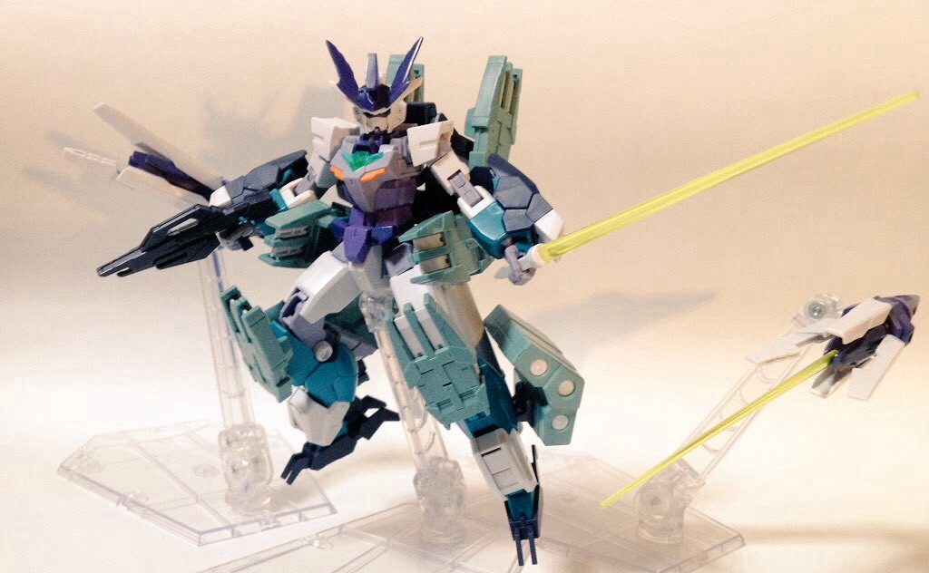 ファンネルはビームサーベルの刃も発振可能。
アームでの捕縛という使い方も出来る。
電磁スピアによる長距離攻撃、多弾ミサイルも含め、一方的な戦場支配を目指してつくられた機体。