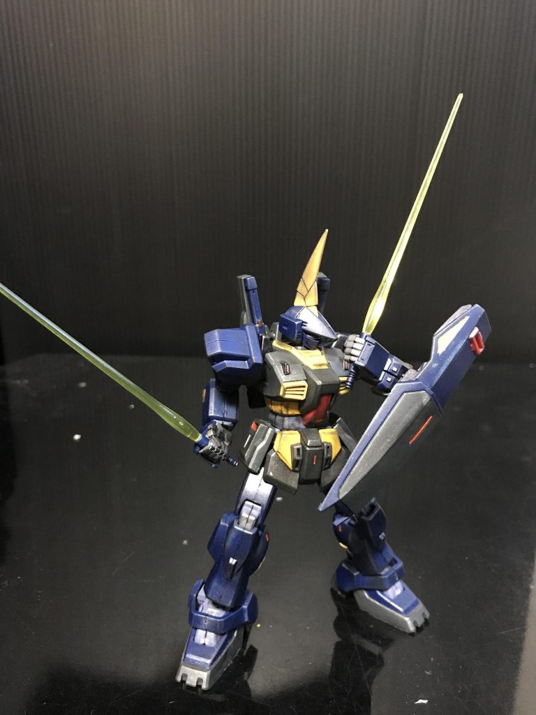 武器はビームサーベルのみです！
このパイロットは
接近戦が得意みたいで！…笑