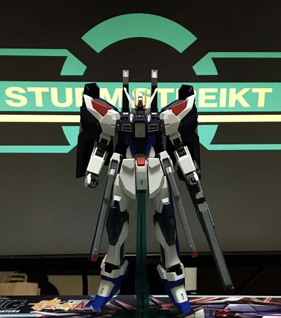 バックパックあり
*追加武装*
*ブリッツドラグーン* **-Blitz Dragoon**
ストライクフリーダムに搭載されたドラグーンに追加ジェネレーターを搭載した
遠隔操作式射撃武器。
*シュテルンヴェルター* **-Stern Wärter **
背部に搭載された2門の高出力ビームキャノン
*Stern Wärter* はドイツ語で星の監視者を意味する。