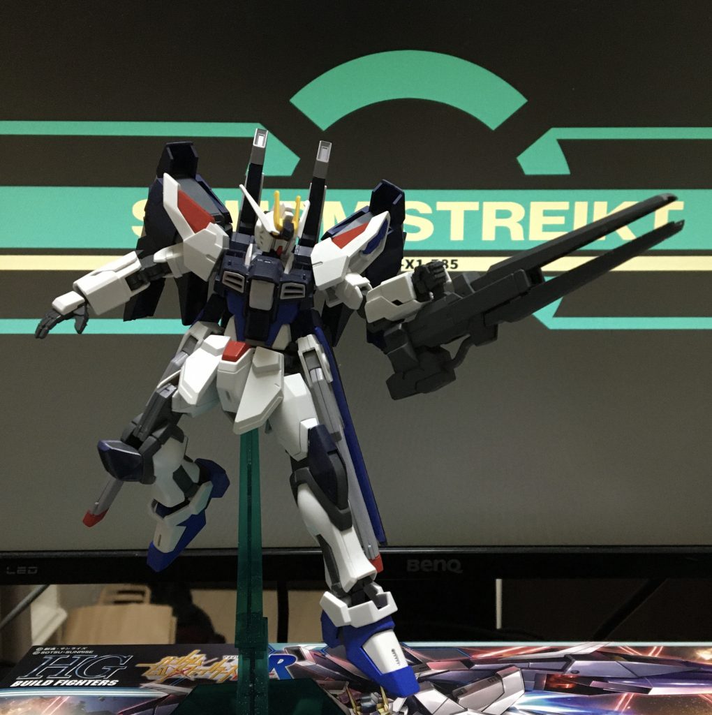 *ドラングバスター*  **-Drang Buster**
左手に装備された超圧縮型レーザーライフル
一回の射撃につき2秒の冷却とチャージが必要だが、射程と火力は桁外れであり
対ビームコーティングを施していてもダメージは凄まじく、直撃であれば溶解する。
*Drang* はドイツ語で重圧などを意味する。 
*Sturm und Drang* が由来であり、シュトルムストライクを代表する武器。
