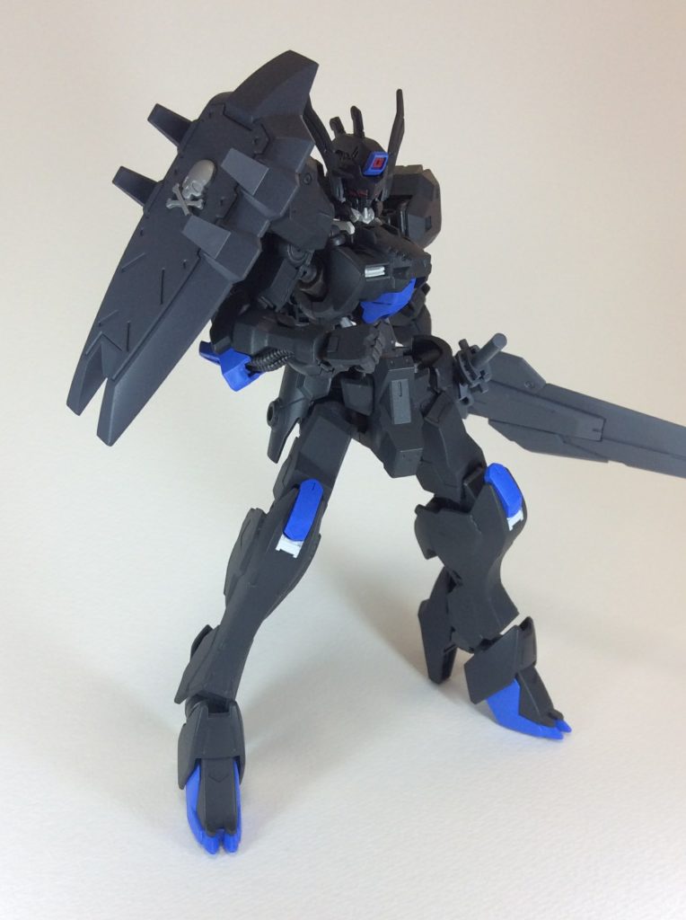 大型のシールドを装備することで装甲面の不安を減らしています。