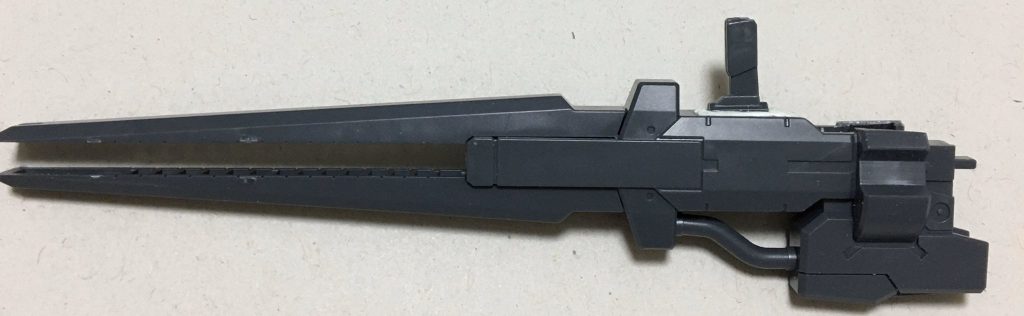 バックパック用に犠牲になったライトニングのブースターについてきたビームライフルの強化パーツがかっこよかったので、逆手のグリップをつけて主兵装にしました。
