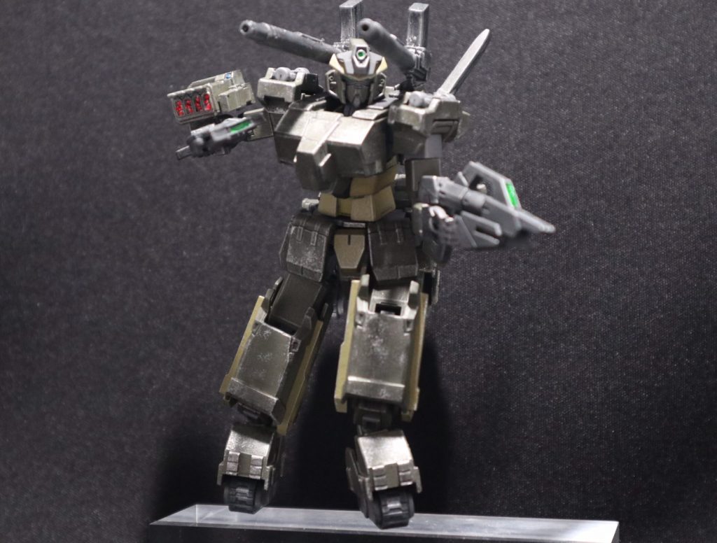 MS形態ポージング。MS携帯も無限軌道で移動。