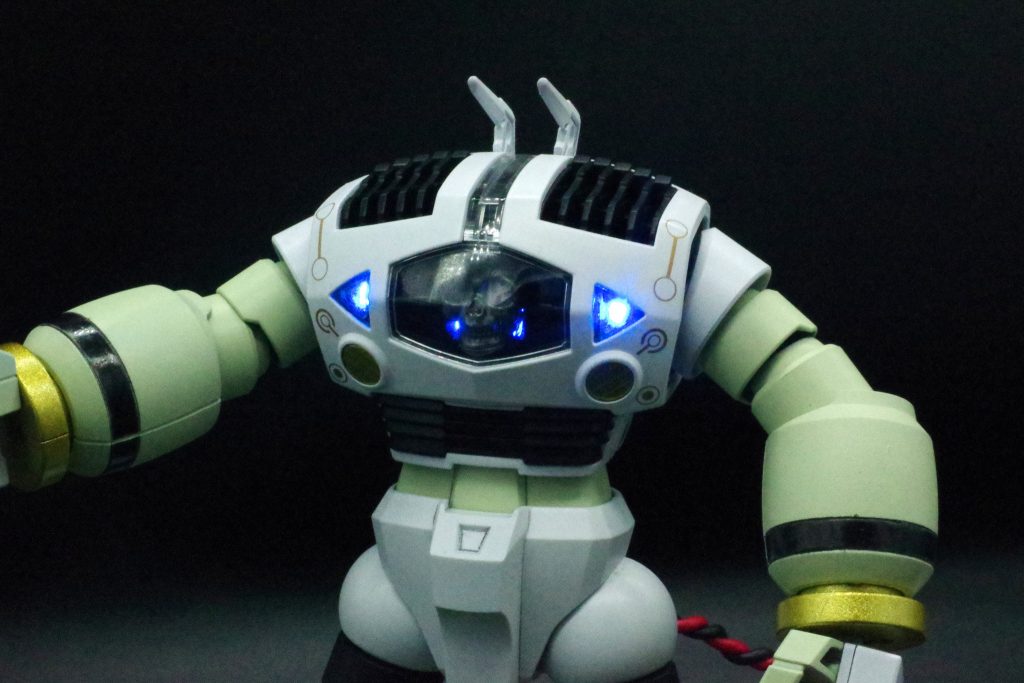 暗闇で光る髑髏顔がお気に入り。でも見続けるとロボコップ2をなんとなく思い出します。