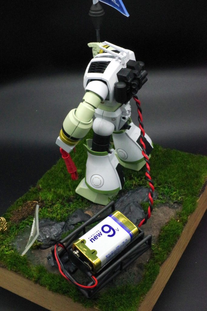 スイッチを付ける予定でしたが面倒だったので電池直付けです。