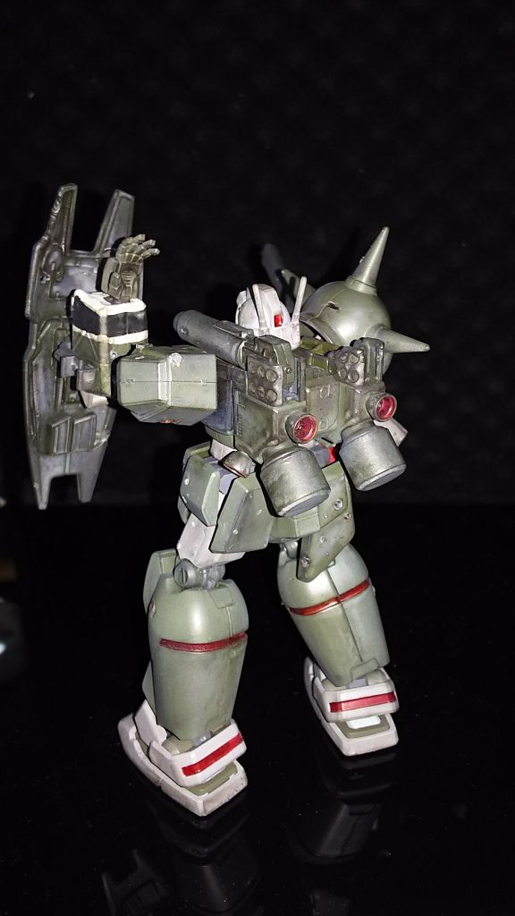 ジムキャノンⅡは袖付きの時代において旧式化しており欠損した右腕はマラサイのものを強引に接合。