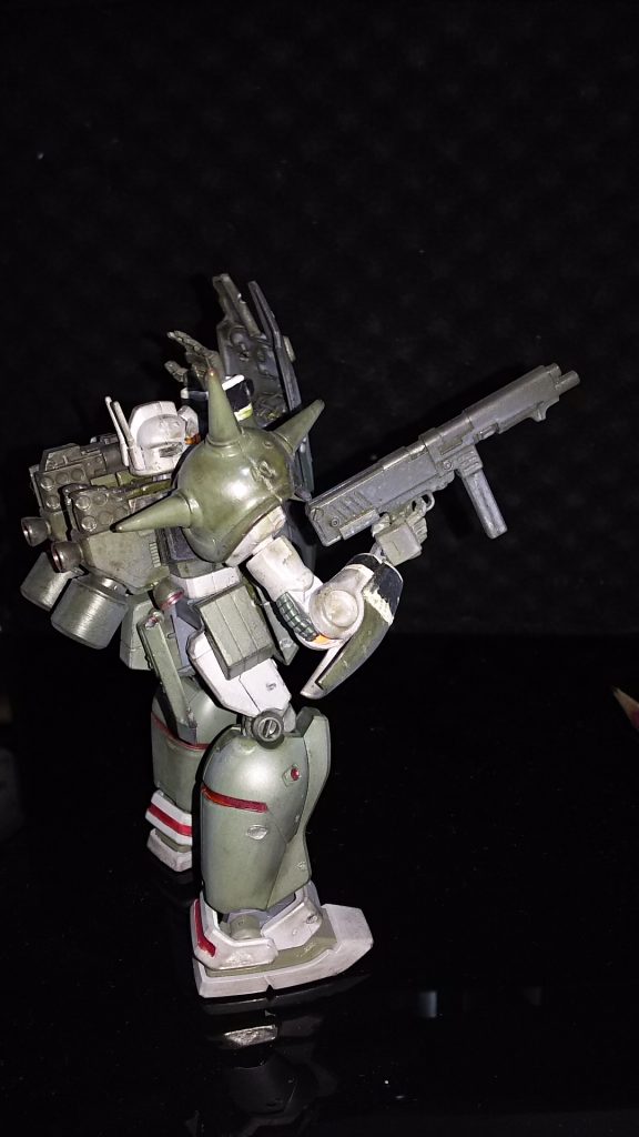 武装は90ミリマシンガン、ビームキャノン、ビームサーベル、バルカン砲のみ