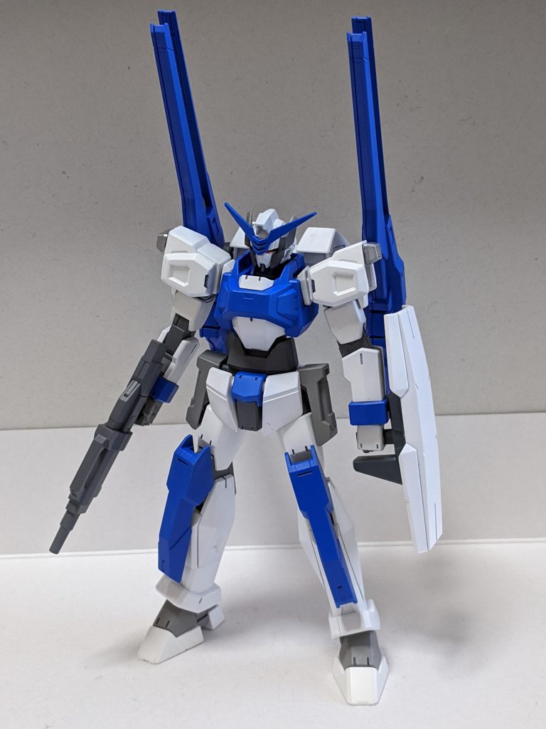 正面。
白、青、グレー、スラスターの銀はガンダムマーカーエアブラシです。
一部スプレー塗装のスチールグレーも残っています。