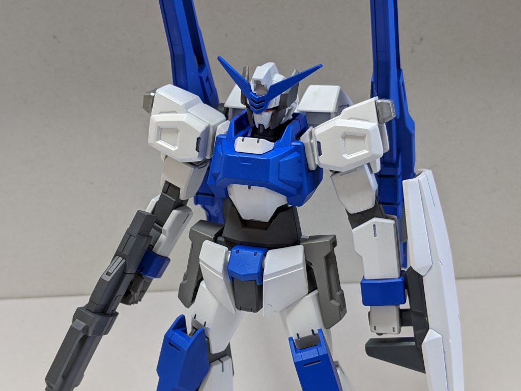 拡大バストアップ。
肩アーマーは一部を切り取り、後述する合わせ目消し加工をしたうえでスラスターを貼り付けました。胸部は元のパーツ割りを生かしているので、特にマスキングなどはしていません。