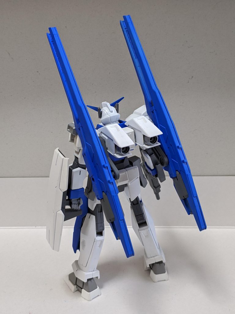 背面。
ガンダムマーカーエアブラシでの青の発色がかなり求めていた青色だったので、これをメインカラーにしたプラモデルを作るべく、ジャンクに放置していたパーツの塗装を一部落として再構成しました。