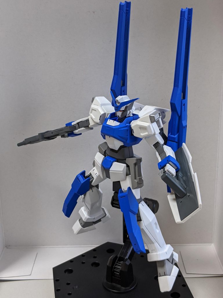 膝アーマーはHWSの装甲を流用しています。0.5mmくらいのプラバンをかませてやると何となくピタッとハマります。機能上の利点はあんまりなさそうだけど、デザイン上は結構変わったので満足。