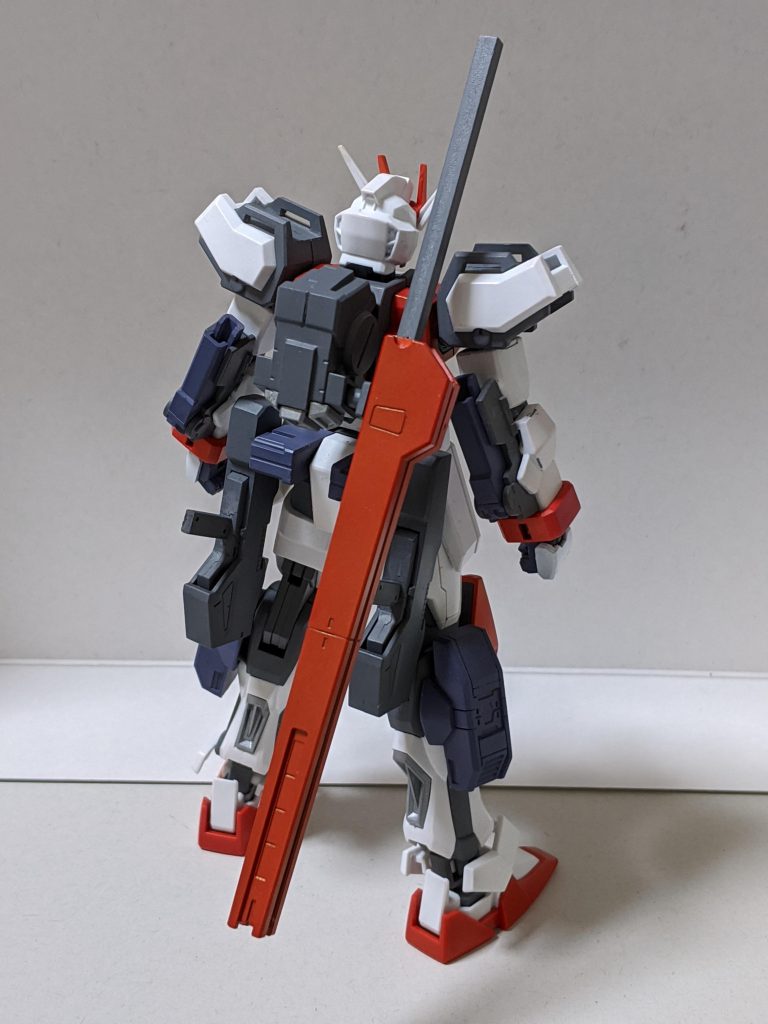 背面。
バックパックはシルヴァヴァレト・サプレッサーの余剰パーツとジャンク、武器はGアルケインのライフルのビームソードやアメイジングバインダーをベースに改造しています。