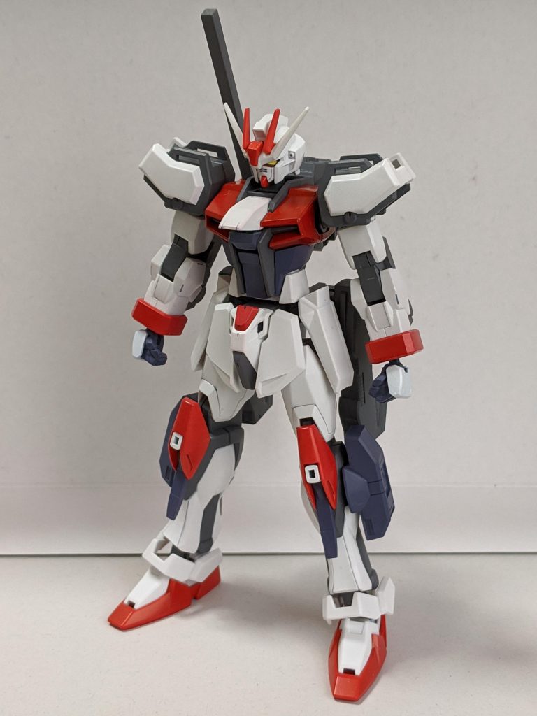 正面。
全身ガンダムマーカーエアブラシで、赤はガンダムガンダムSEED DESTINYマーカーセットのSEED DESTINY レッドを使用。他はニューホワイト、グレー、メカグレーで塗り分けています。
腕はGバウンサーのパーツを流用していますが他はほとんどストライクです。