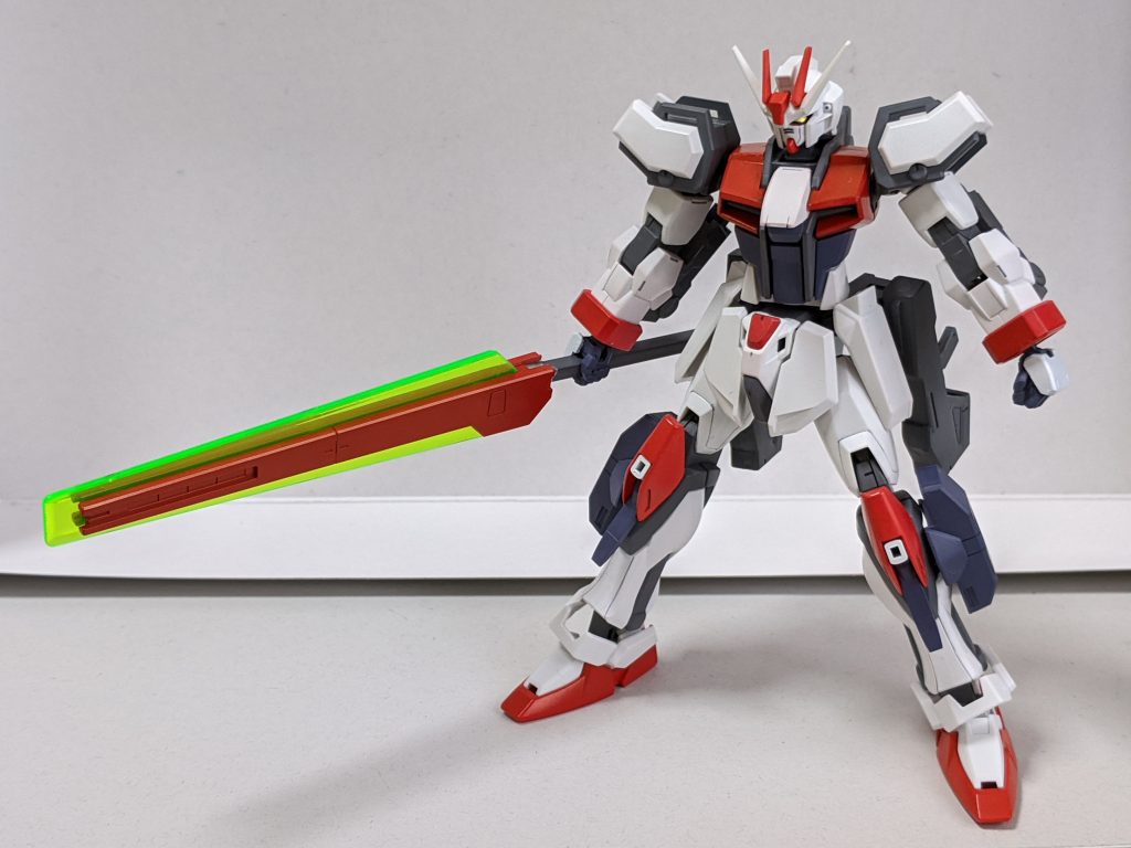 試作ビームブレード。
一般的な対ビームコートを突破できる大剣として開発された設定。
ますはシールドで受けて反撃…というエースもシールドごと一刀両断します。