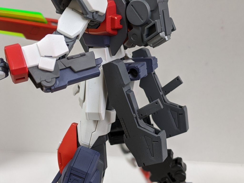 ビームハンドガンは持ち手がケンプファー仕様だったため、複数持っていたGエグゼスのライフルから移植。塗装ハゲが怖くてすごくそーっと出し入れしています。