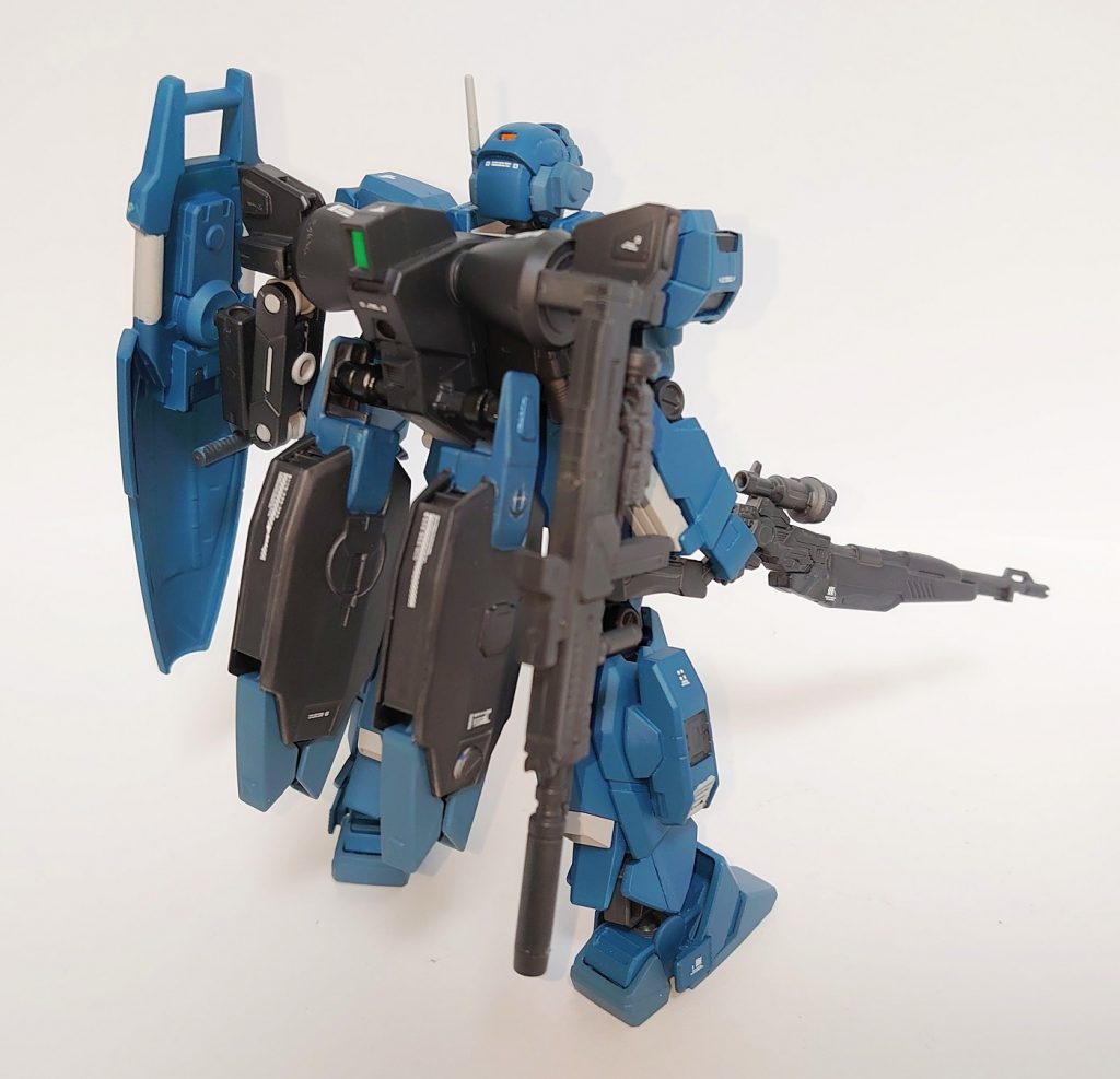 背面です。バックユニットのマルチパックはサブアームシールド、ウェポンハンガー、大型ブースターをまとめた装備となります。