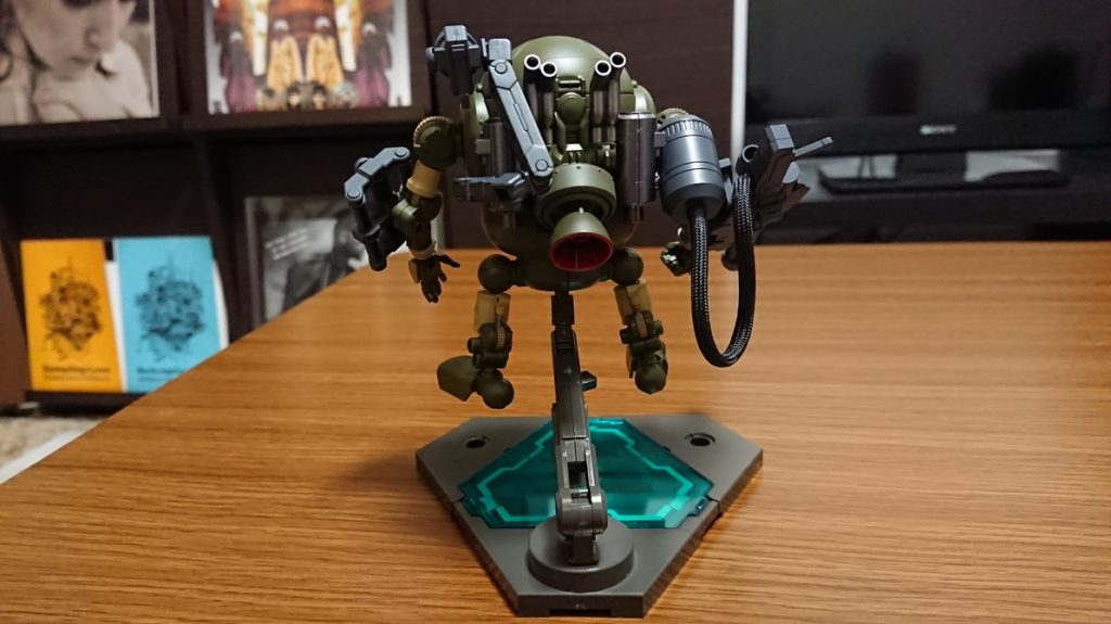 武装。何年か前のキャンペーンでもらったガトリング×2をHGBCのアームを使ってマウントしました。左腕/シールド(のつもり)とガトリングのマウント装甲/冷却タンクはHGBCジャイアントガトリングに入っているパーツを使いました。