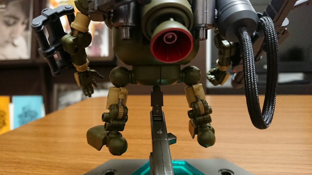 東急ハンズで購入したΦ3.5mmメッシュパイプとΦ2㎜デザインワイヤーで冷却タンクとガトリングを繋ぎ、ラジエーターを自作したことで、少しだけリアリティが増したような気がします。