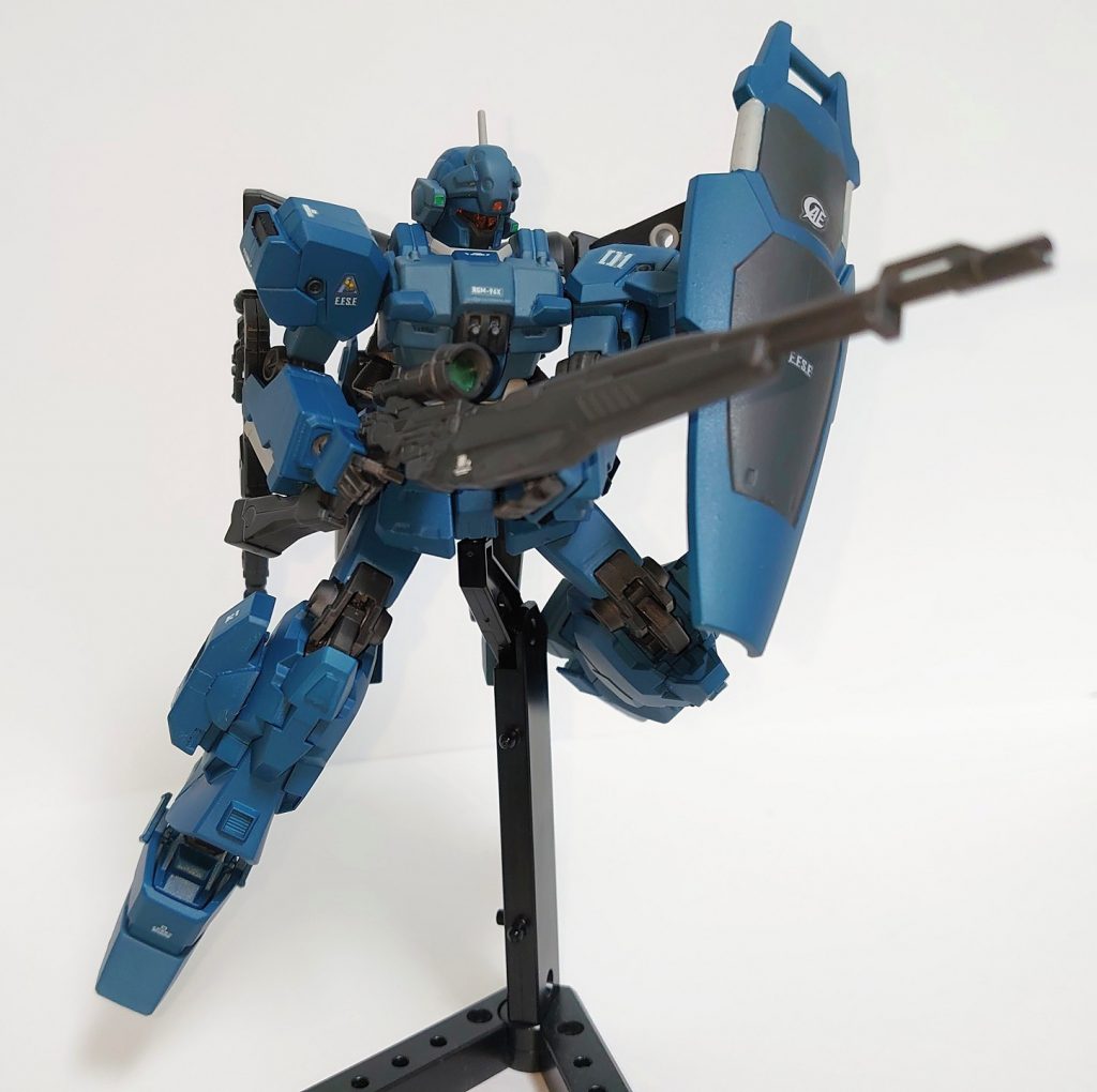 スナイパーライフルでの射撃です。サブアームシールドのおかげで狙撃しながらシールドを構えることができます。