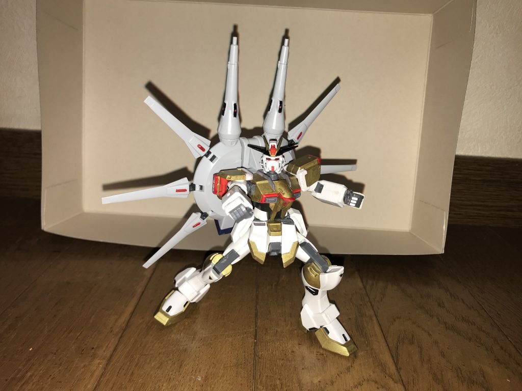 MS形態での性能機動力・スピード運動性と反応速度も高く、フォースインパルスガンダムエクストリームのような亜光速レベルで動くMSにも充分に対応できる。背部には、「ZGMF-X666S レジェンドガンダム」のドラグーンシステムをシルエット化させ、左右に1つずつ接続された巨大な半円状の武装プラットフォーム「レジェンドシルエット」が搭載されており、内蔵された大型スラスターも相まって、機動力と推進力は非常に高く、重力下での飛行をも可能とする。攻撃能力パワーも相当高められており、パンチやキックだけで、ナノラミネートアーマーやPS装甲をも粉砕できるほど。