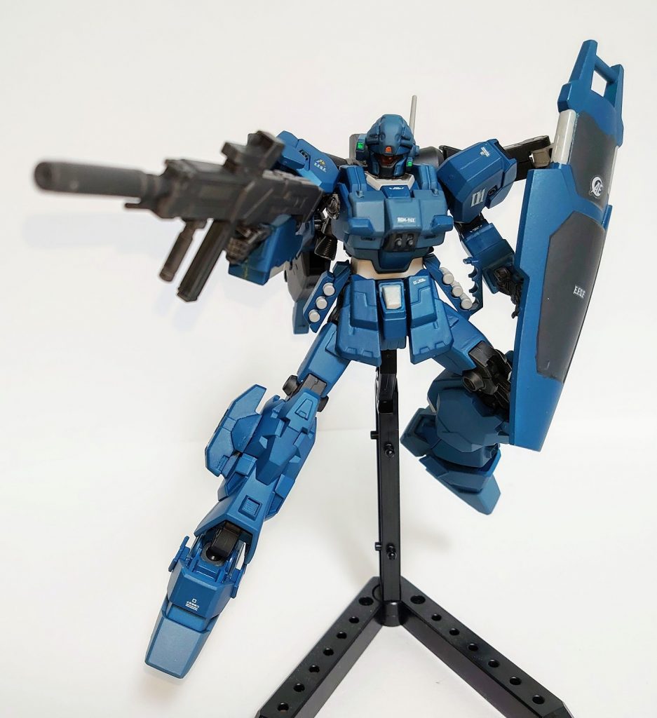 射撃ポーズです。腰部の手榴弾、胸部のバルカンなど内蔵兵装も多いです。