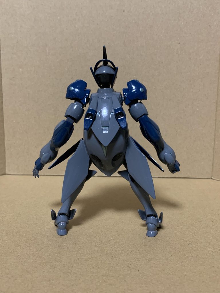 第六世代操兵 
ファルネウスの量産配備がある程度進んできた頃に、聖王国軍の一部から魔操兵運用に関する、ある要望が持ち上がった。 
それは純魔法戦力であるファルネウスに『近接格闘戦能力を付与できないか』というものであった。というのも、一部の『器用な』操手達からは、「機操兵か魔操兵か、どちらかしか選択肢が無いのでは、より柔軟な戦術的・戦略的対応が出来ないのでは無いか」といった声が上がったのである。 
無論、軍全体から見た場合は、機体単体の運用に幅を持たせる事は、結果的に扱いづらく部隊運用にムラが出来る事を意味おり、小器用な機体などを求めていなかった。この為、当初はこういった声は黙殺されたのである。 
ところがある年の帝国との国境紛争の際、軍の考えを変えさせる事件が起きた。この年、聖王国側は開戦当初から戦況が非常に優勢であった為、戦場後方で温存していたファルネウス二個中隊の護衛についていた部隊までも駆り出しての攻勢に出ていた。この隙を突き、護衛のいないファルネウス2個中隊に対し聖王国軍後方へ回り込んでいた帝国軍軽操兵ニ個小隊が奇襲を決行、ファルネウス2個中隊は成す術なく壊滅してしまったのだ。 
この事件により、ファルネウスの部隊に直掩の部隊をつけるより、ファルネウス自体に自衛手段としての近接格闘戦能力が必要だという認識が、改めて浮上してきたのだ。 
ファルネウスが近接戦での自衛が出来るようになれば、元から攻勢に回せる部隊が増える、あわよくばファルネウスも直接戦力として投入出来ると考えた各部隊長などの進言もあり、正式にファルネウスの近接格闘戦能力付与の為の改修、つまり魔法剣士型の魔操兵の開発と配備が決定し、ツヴァイトモーント工房へ発注したのである。 
この注文に対してツヴァイトモーント工房側ではファルネウスの設計変更案を、早期に配備を行いたい聖王国軍側と迅速に協議を行い、主な改修項目として、以下の4点を仕様として詰めていった。

○ファルネウス本体を流用したまま、格闘戦を想定した四肢の強化　※改修に時間のかかる駆動系には手を付けないこと 
○上半身背部の魔導炉及びブラッドグレイルを腰部へ移設　※ 格闘戦を想定した腕部可動域の拡大と被破損率の低減を目的とする 
○噴射推進器の増設　※近接戦での瞬発力の向上を目的とする 
○近接戦、法撃戦双方に適応した専用武装の開発

設計から試験改修までを2ヶ月で行い、更に稼働試験、実戦試験までを僅か3ヵ月、計5ヵ月で実施するという突貫工事で行われた改修であった為、本機は法撃能力が元のファルネウスに比べて若干見劣りするものとなった。それでも試験での評価はまずまずのものであり、十分に及第点を与えられるものであった。 
ただし、ファルネウス本体を直接改修するよりも、新規機体として製造した方が、時間的、コスト的に優位である事もわかった(新規調達でもファルネウスより割高ではあるが)。結果として、新型機として調達する事が決定して、聖刻暦799年に一個中隊分の発注が行われたのである。 
本機は派生機として機体名も新たに与えられる事となった。 
しかしながら、近接戦と法撃戦双方に適応した操手の確保はなかなかに難しく、調達コストの上昇も招いた事もあり、この機体がファルネウスに取って代わる事は無かった。 
尚、本機の開発経験から、後の魔操兵ヘカーテ及びベアトリス開発の基盤が出来上がっていったのである。

[魔導杖　デュランダル]
魔導杖・剣・盾の機能を集約した複合兵装。分類は便宜上「魔導杖」となっているが、魔法を放つ際の使い方は、むしろ法撃型魔導砲に近い。長い刀身を持ちリーチに秀でているが、その分扱いが難しく、完成度としては高いとは言い難い代物である。