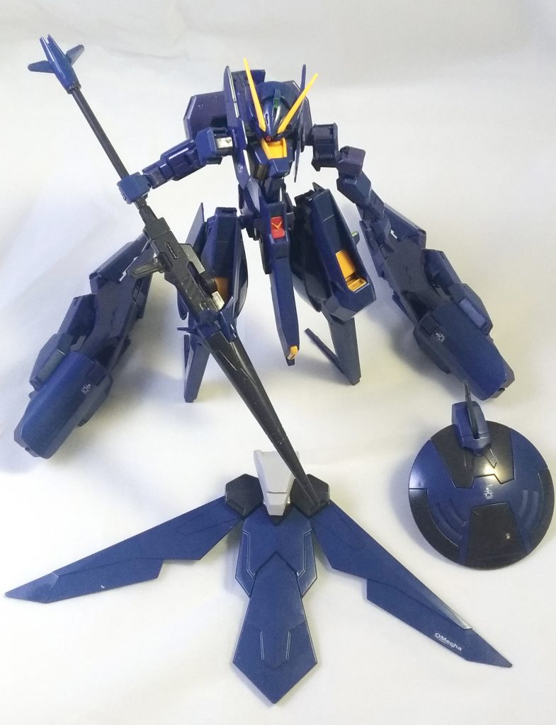 インジャスティスウェポン付属のパーツは全部使う事に決めたんですが、どう接続するか迷いまして。バックパックに磁石しこんでコネクタを新造しました。（羽根の付け根の白いのが作ったパーツです。）シールドの方もヘイズルⅡのシールドのコネクタが何故か径が小さくて、しょうがないのでそこも新造してます。