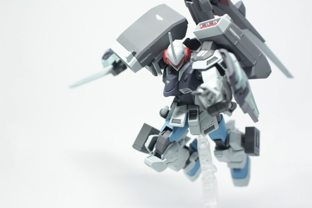 近接武器はGNソード。
ゲームではバズーカ持ったら消えるんですが、今回はRG風のライフルを畳むギミックを搭載して磁石接続で固定してます。