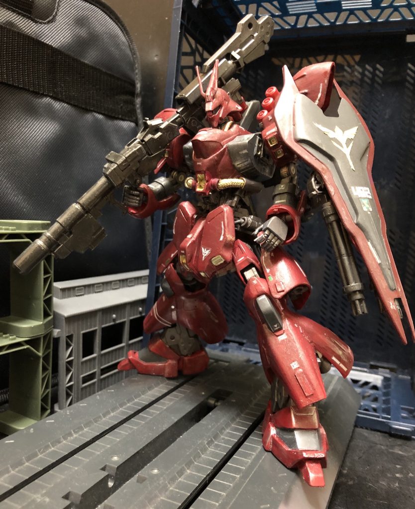 oyz「更に!ジャイアントバズをバックパックに接続する事で、キャノン形態をとる事が出来ますっ!1年戦争後期で大佐が搭乗していたゲルググキャノンを彷彿させる形態となります。」シャア「私のゲルググにキャノンなど付いてはいなかったが。まさかとは思うが、大きな間違いをしていないか、室長?」oyz「ちゃんとシールドに402つけておきました!コレで完璧です!」シャア「やはりそうか....!完璧にジョニーライデン仕様になっているようだな。私、赤い彗星のシャア・アズナブルが真紅の稲妻カラーのサザビーに乗るとは。これでは道化だよ。やってくれる!」