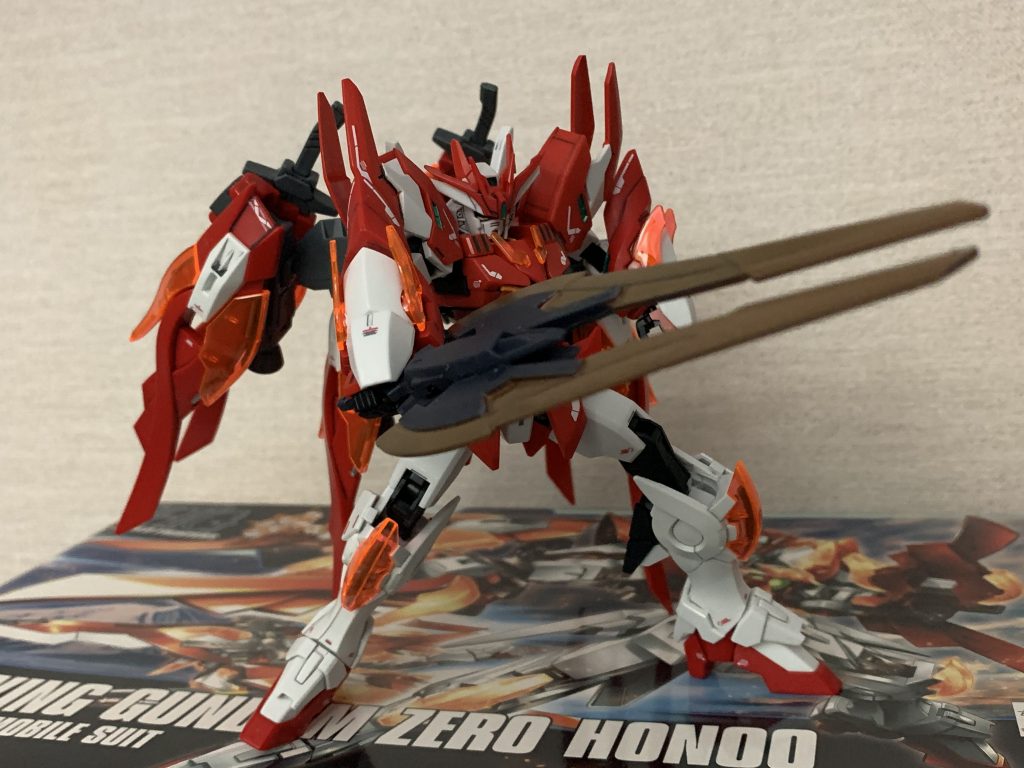 二刀流のマーズフォーソードをはじめ、背面に装備したカレトヴルッフ炎、専用装備のフレアカリバーを使い戦う