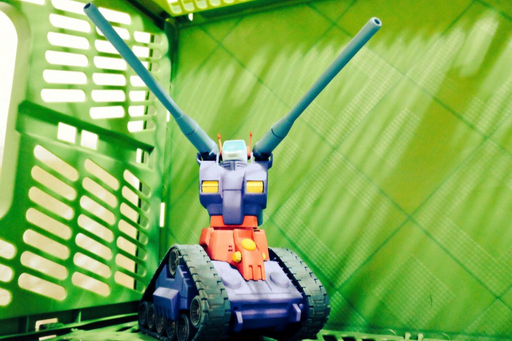 物語は、静かな墓場から始まった。

モビルスーツの墓場を訪れた私は、とある壊れた機体を引き取った。
光を浴びて静かに眠るその姿は、兵器とは思えぬほど、美しかったから。

調べてみると、私が引き取った機体は、かつての戦争でのちに英雄と呼ばれる者を、陰で支えた機体であった。
後方支援機であり、両腕を失ってもなお、パイロットの希望で出撃し続けた機体だった。

終戦を迎える少し前に、パイロットが亡くなったことで、出撃をしなくなったらしい。
この機体を操れるのは、そのパイロットだけだったようだ。