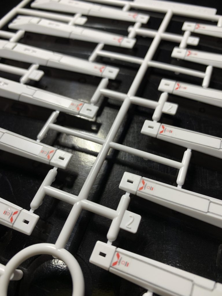 フィンファンネルのデカール。数は多いが規則的なのでまだ楽でした。