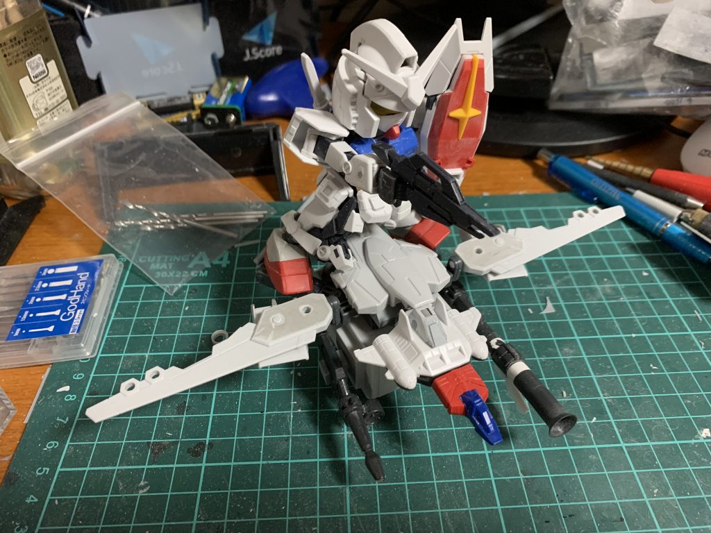 支援機コアウイングは以下のパーツを使用・HGBCガンプラバトルアームアームズ・SDCS陸戦ガンダムのコンテナとバックパック・BB戦士#200ガンダムのコアブースター・HGBCパワードアームズパワーダーのガドリングガン(上の写真撮影の後で追加)・コトブキヤM.S.Gバーニアノズル・一部パテ、プラ板等塗装